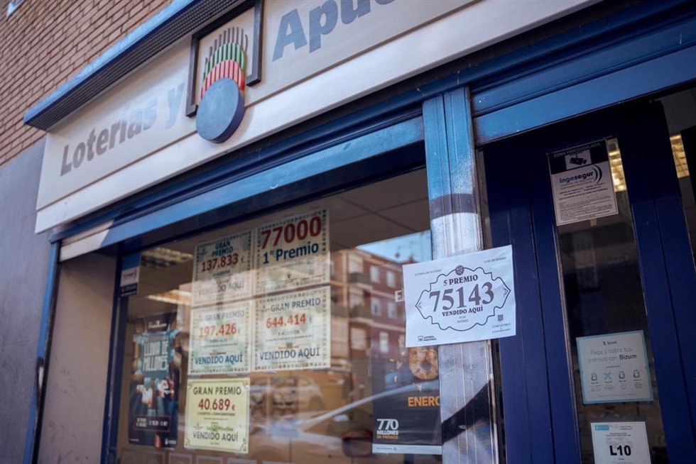 Archivo - Un cartel en la administración situada en la calle Sepúlveda, 144 anuncia que han vendido parte del número 75.143 correspondiente al Quinto Premio del Sorteo Extraordinario de la Lotería de Navidad 2024, a 22 de diciembre de 2024, en Madrid (E