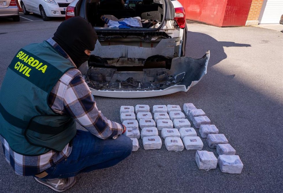 Droga encontrada en el vehículo del detenido.