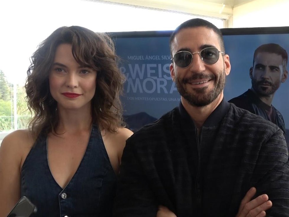 Miguel Ángel Silvestre ha presentado en el Festival de Málaga su nueva serie, 'Weiss y Morales', junto a su compañera Katia Fellin