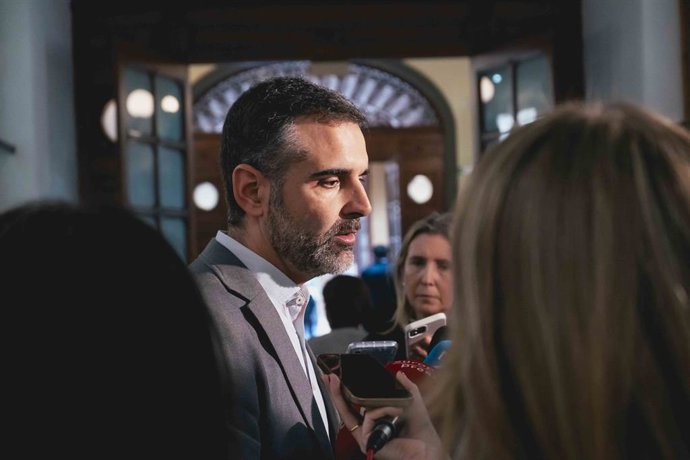 El consejero de Agricultura, Pesca, Agua y Desarrollo Rural, Ramón Fernández-Pacheco, atiende a los medios en Almería en una imagen de archivo