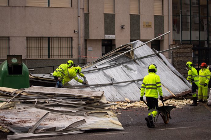 Los bomberos trabajan en el IES Rodeira que ha sufrido desperfectos por el viento, a 20 de marzo de 2025, en Cangas, Pontevedra, Galicia (España).