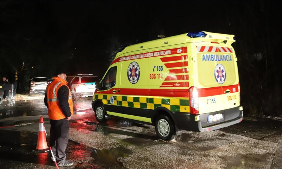 Archivo - Una ambulancia en Eslovaquia (archivo)