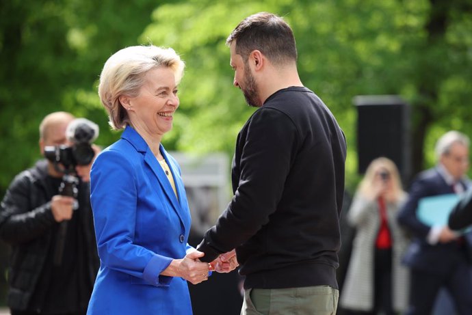 Archivo - HANDOUT - 09 May 2023, Ukraine, Kiev: Ukrainian President Volodymyr Zelensky (R) shakes hands with European Commission President Ursula von der Leyen (L) ahead of their meeting. Photo: Christophe Licoppe/European Commission/dpa - ATTENTION: edit