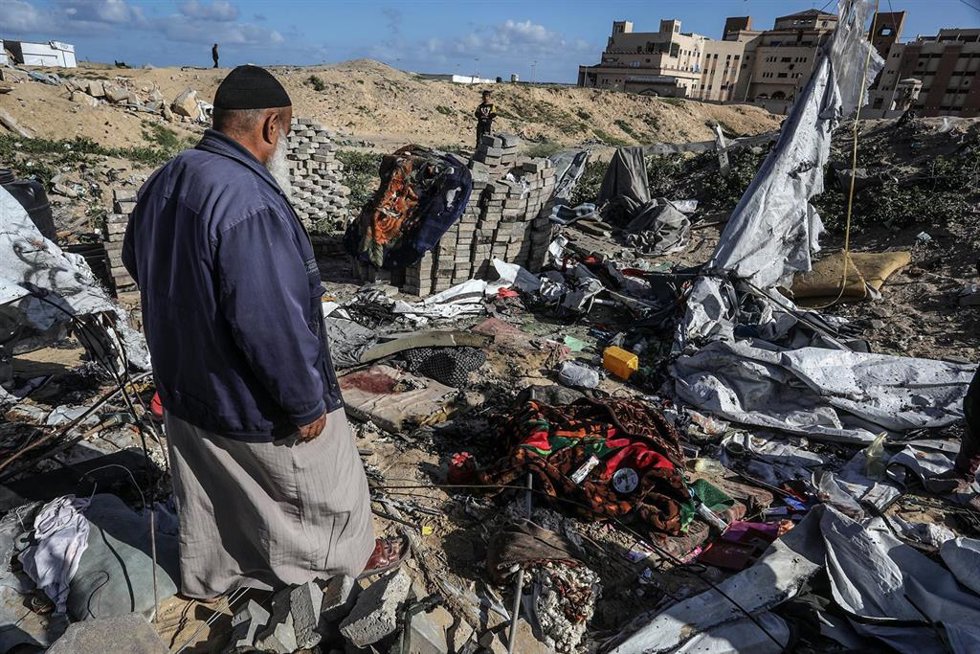 Un palestino inspecciona los daños causados por un bombardeo ejecutado por el Ejército de Israel contra Jan Yunis, en el sur de la Franja de Gaza (archivo)