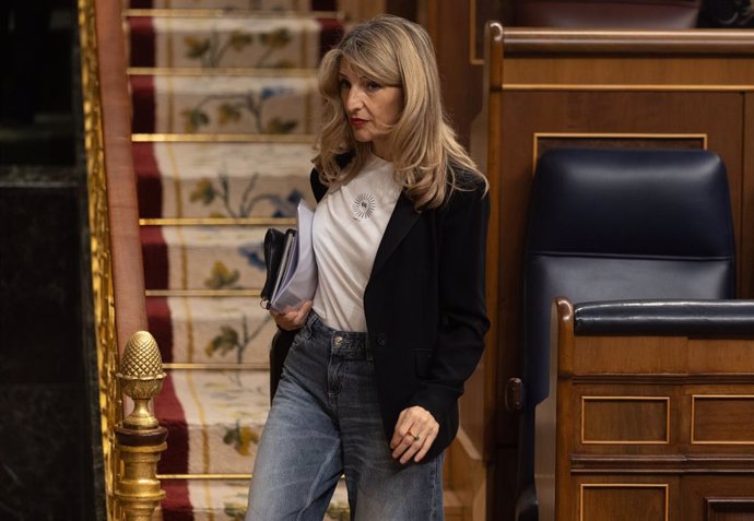 La vicepresidenta segunda y ministra de Trabajo, Yolanda Díaz, sale de un pleno en el Congreso de los Diputados, a 12 de marzo de 2025, en Madrid (España). La delegación de las competencias de inmigración a la Generalitat de Cataluña, pactada entre el PSO