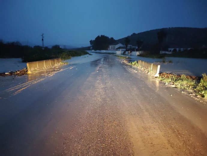 Una de las carreteras cortadas en la provincia de Córdoba por el desbordamiento de ríos y arroyos al paso de la borrasca Laurence.