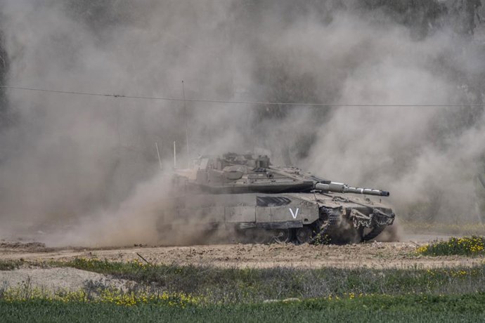 Um tanque do exército israelense na fronteira entre Israel e a Faixa de Gaza (arquivo).