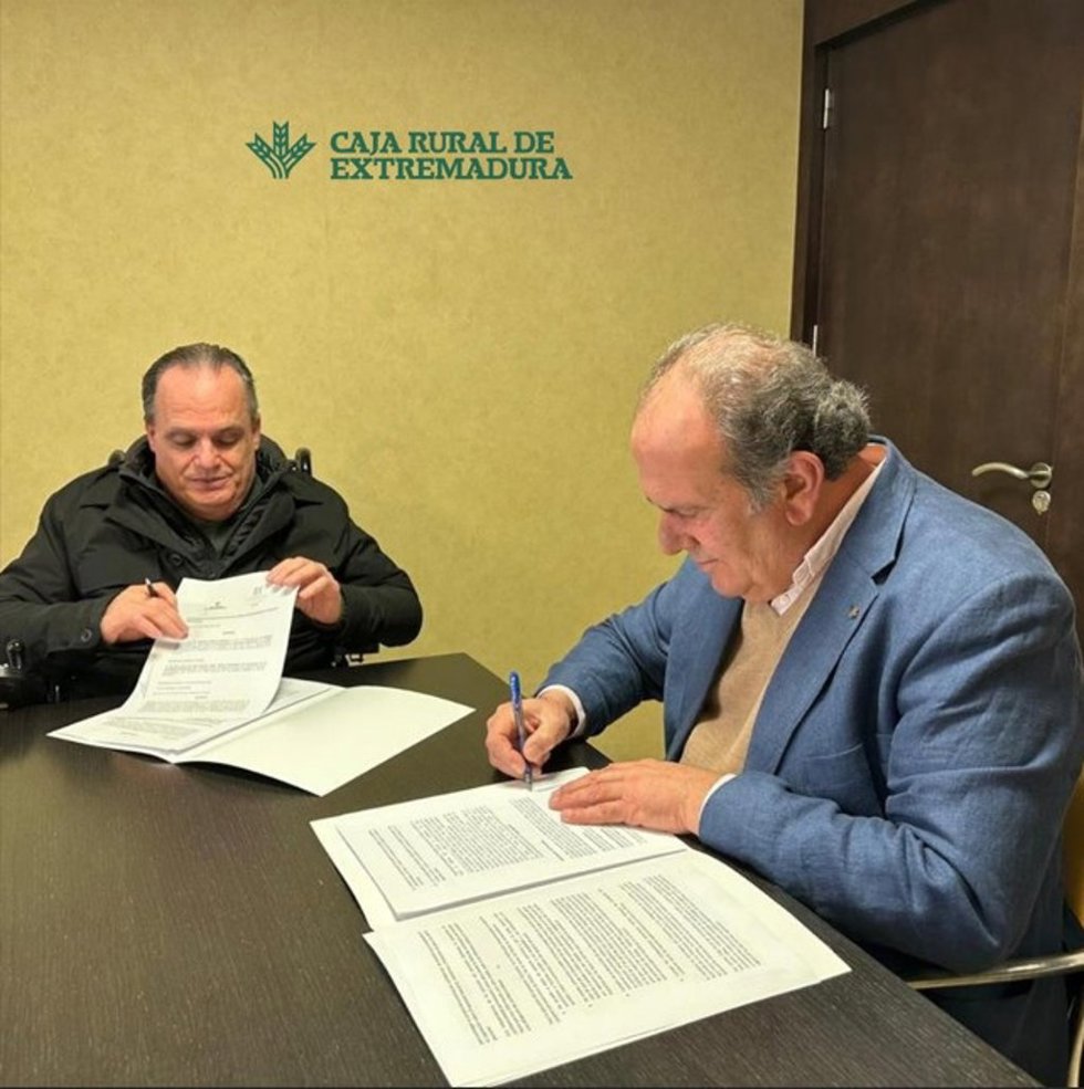 El presidente de Caja Rural de Extremadura, Urbano Caballo, y el presidente del patronato de la Fundación Primera Fila, José Antonio Lagar, renuevan el convenio de colaboración