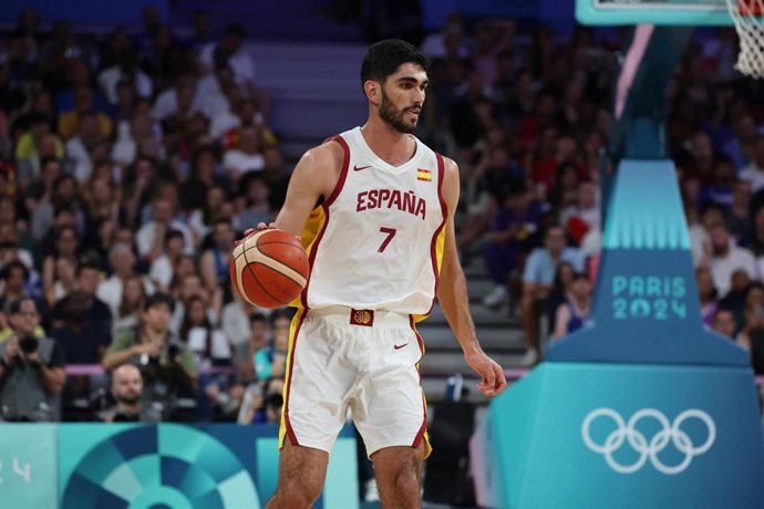 Archivo - Santi Aldama en un partido con la selección española de baloncesto en Paris 2024