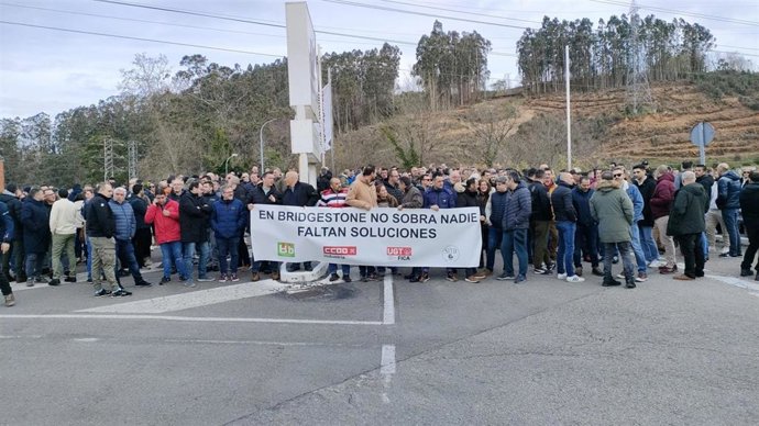 Concentración de la plantilla de la planta de Bridgestone en Puente San Miguel (Reocín)