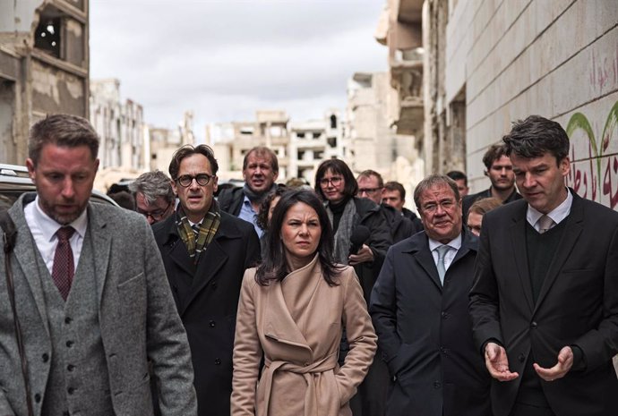 20 March 2025, Syria, Damaskus: German Foreign Minister Annalena Baerbock walks through the destroyed Jobar district in Damascus, with Christian Democratic Union politician Armin Laschet (2nd R). Baerbock is in Syria for the second time since the overthro