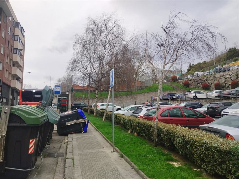 Contenedor derribado por el viento en Bilbao