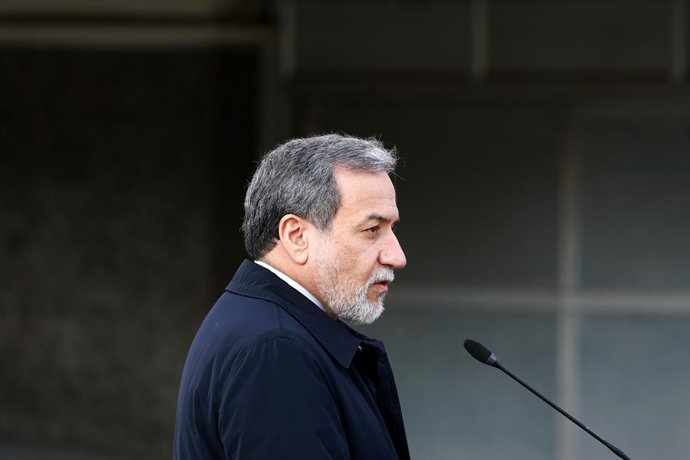 Archivo - Arquivo - O ministro das Relações Exteriores do Irã, Abbas Araqchi, durante uma coletiva de imprensa em Teerã (arquivo)
