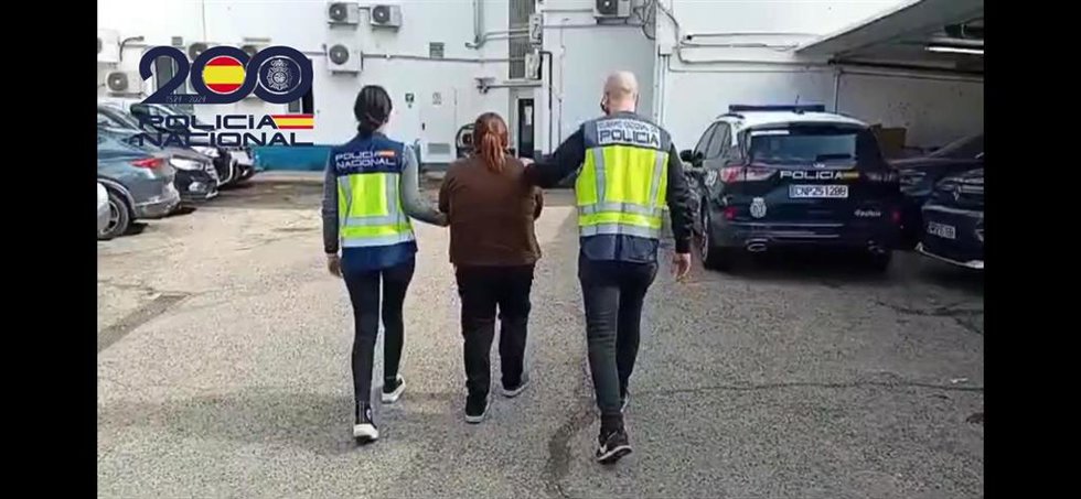La fugitiva siendo detenida por agentes de la Policía Nacional.