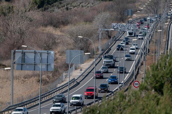 Archivo - Vehículos en la autovía A3