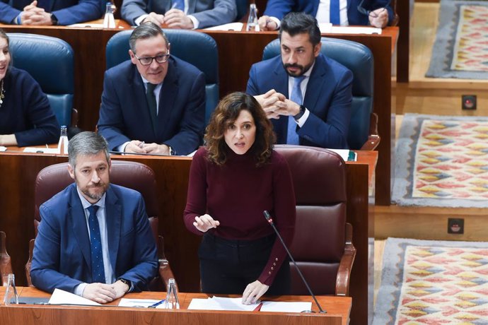 A presidente da Comunidade de Madri, Isabel Díaz Ayuso, durante uma sessão plenária na Assembleia de Madri, em 20 de março de 2025, em Madri (Espanha). A rejeição pelo presidente da Comunidade de Madri da distribuição de menores migrantes acordada pelo PS