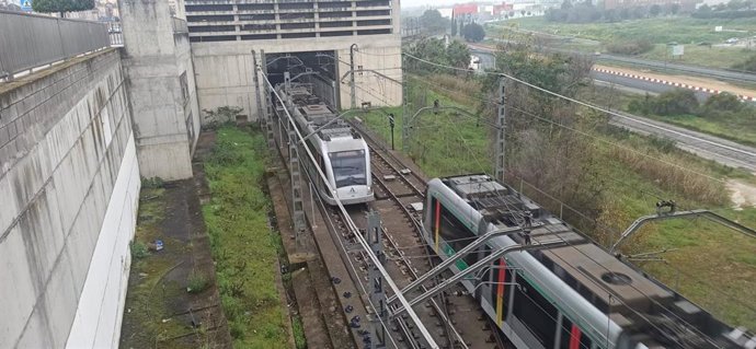 Imágenes de trenes del metro en el tramo del Aljarafe de la línea 1