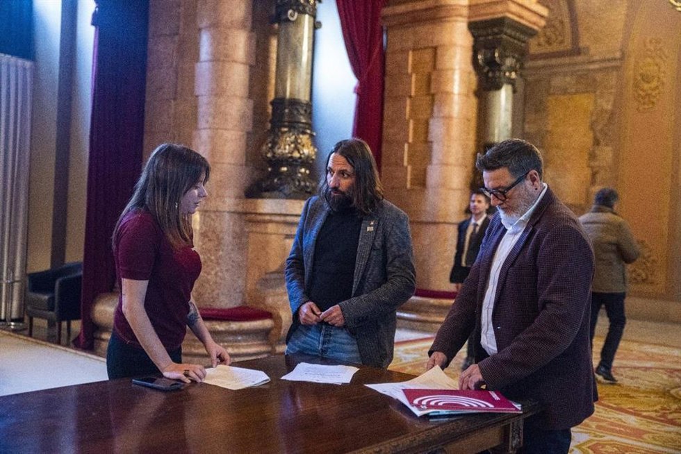La diputada de la CUP Laure Vega, el diputado de ERC Jordi Albert y el diputado de los Comuns Lluís Mijoler