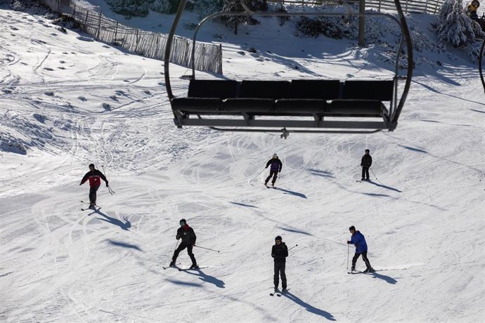 Archivo - Varias personas esquían en la Estación de esquí de Valdesquí, a 4 de febrero de 2025, en Madrid (España). 