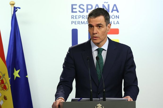 O Presidente do Governo, Pedro Sánchez, dá uma coletiva de imprensa após participar da reunião extraordinária do Conselho Europeu em 6 de março de 2025 em Bruxelas (Bélgica).