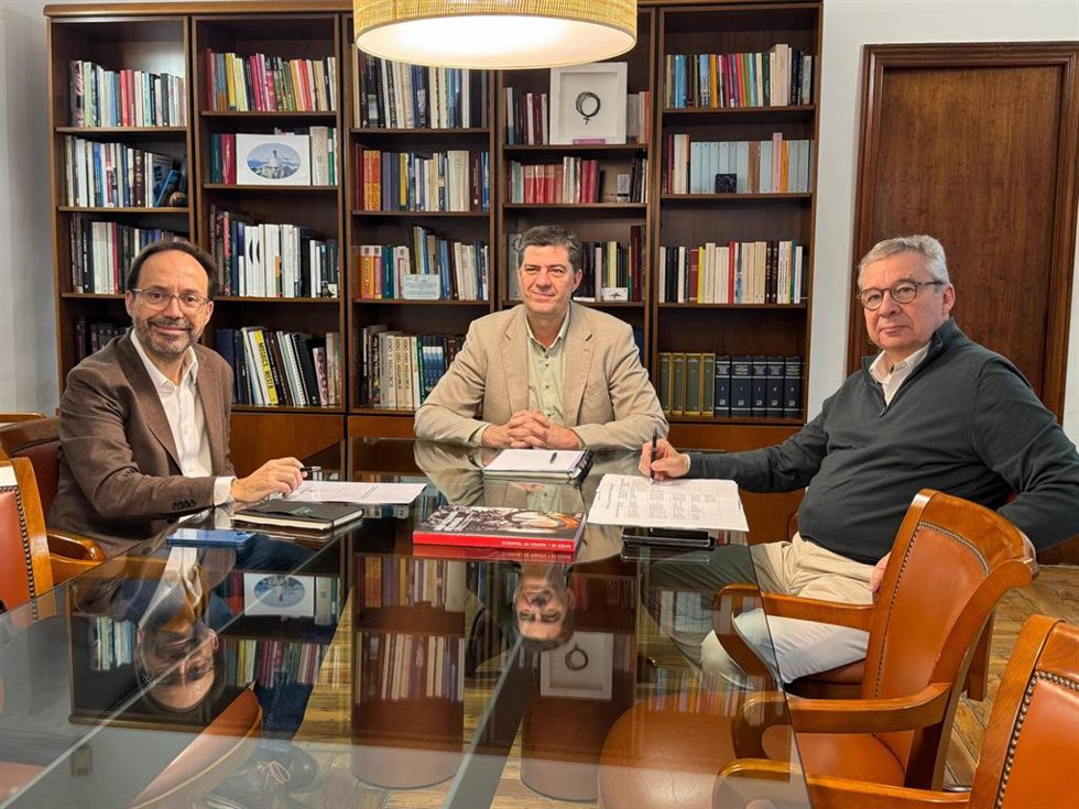 De izquierda a derecha, el portavoz de Més per Menorca, Josep Castells, el conseller de Turismo, Cultura y Deportes, Jaume Bauz, y el director general de Turismo, Josep Aloy.