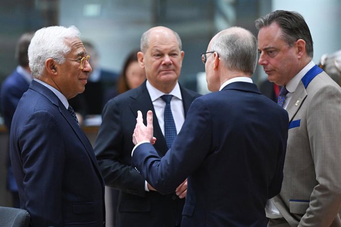 O Presidente do Conselho Europeu, Antonio Costa, e os líderes da Alemanha, Luxemburgo e Bélgica, antes da reunião de chefes de Estado e de governo em Bruxelas.