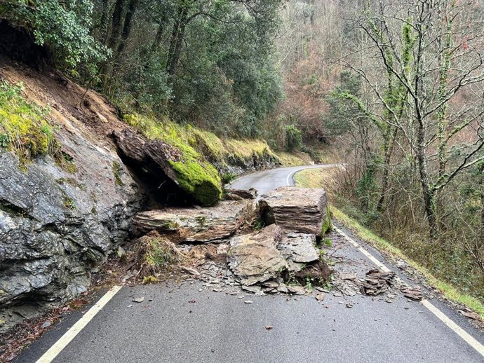 Desprendimiento de rocas en la GIV-5223 entre Beget y Rocabruna (Girona)