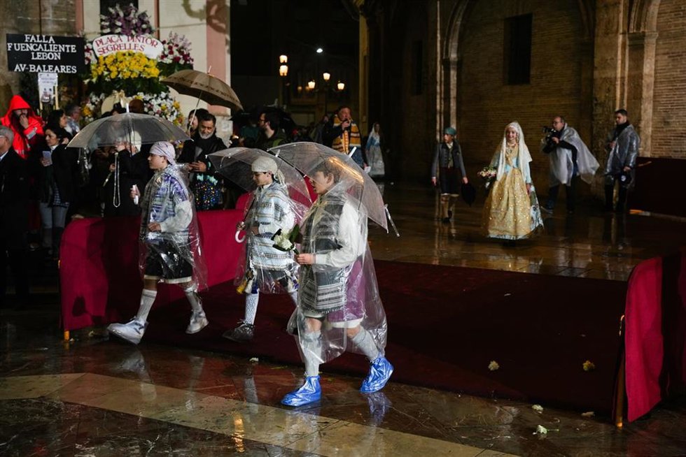 Varios falleros durante el segundo día de ofrenda floral a la Virgen de los Desamparados, a 18 de marzo de 2025, en Valencia