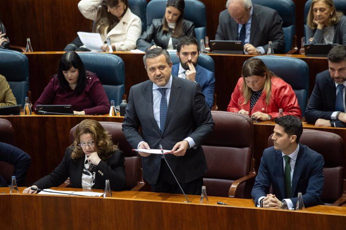 El consejero de Vivienda, Transportes e Infraestructuras, Jorge Rodrigo, durante un pleno en la Asamblea de Madrid, a 13 de marzo de 2025, en Madrid (España).