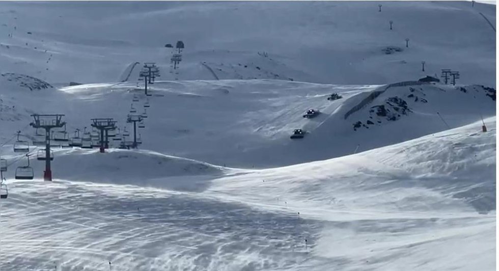 Fuertes rachas de viento azotan la estación de esquí de Sierra Nevada.