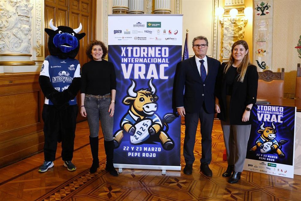 Mayte Martínez (i), Jorge Calleja 'Hollister' y Raquel Alonso, en la presentaicón del torneo.