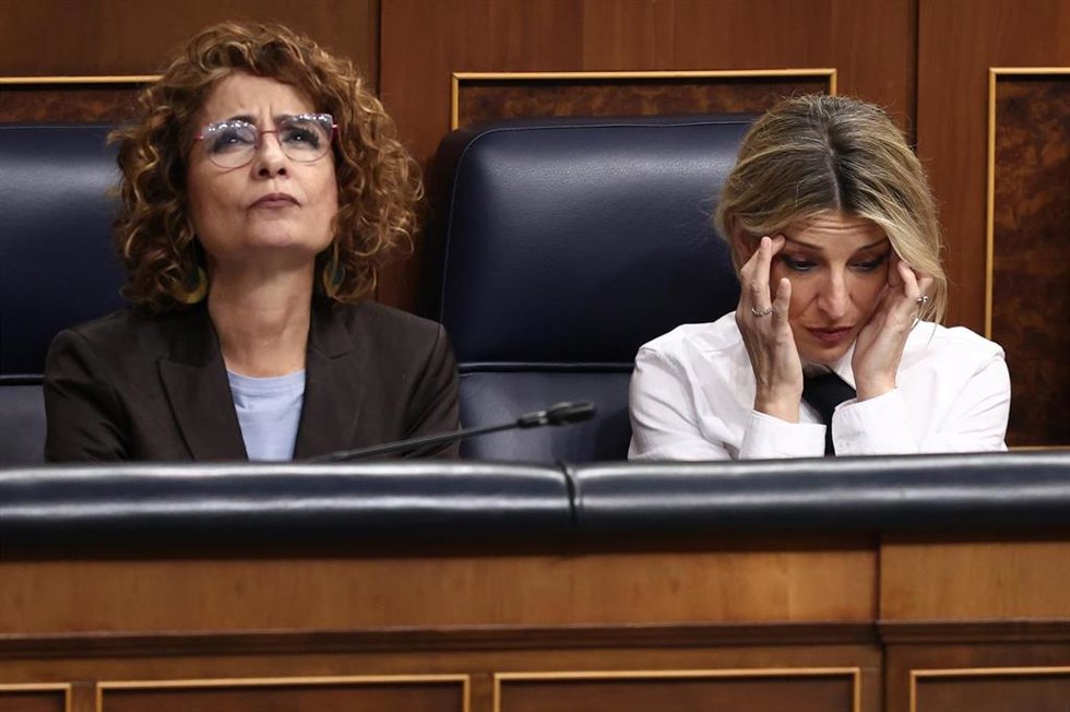 La vicepresidenta primera y ministra de Hacienda, María Jesús Montero (i) y la vicepresidenta segunda y ministra de Trabajo, Yolanda Díaz (d).
