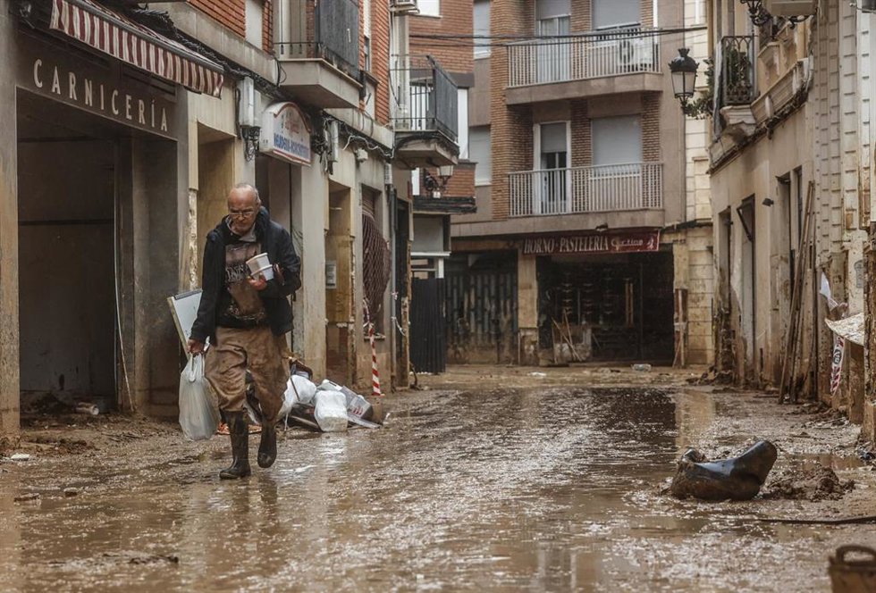 Archivo - Un hombre pasea por la calle anegada de barro, a 13 de noviembre de 2024, en Paiporta, Valencia, Comunidad Valenciana (España).