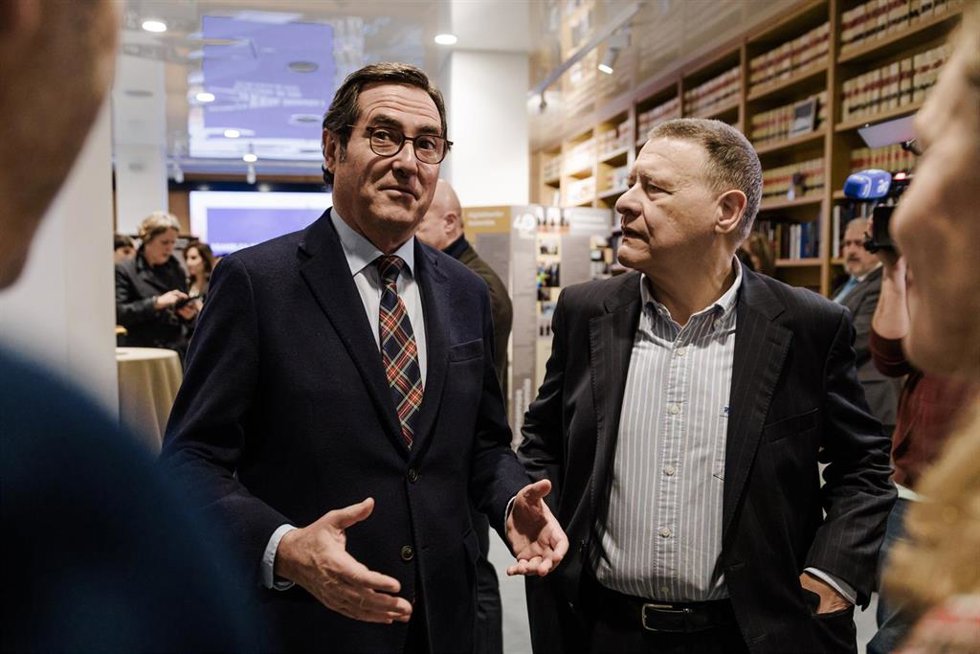 El presidente de la CEOE, Antonio Garamendi (i), y el expresidente de Red Eléctrica de España y exministro, Jordi Sevilla (d), durante la jornada El papel de la energía nuclear en la transición energética, en la sede de la CEOE.