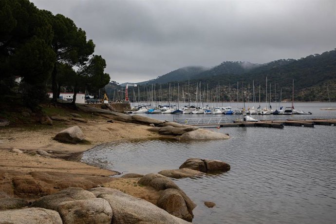 Vista del embalse de San Juan, a 19 de marzo de 2025, en Madrid (España). 