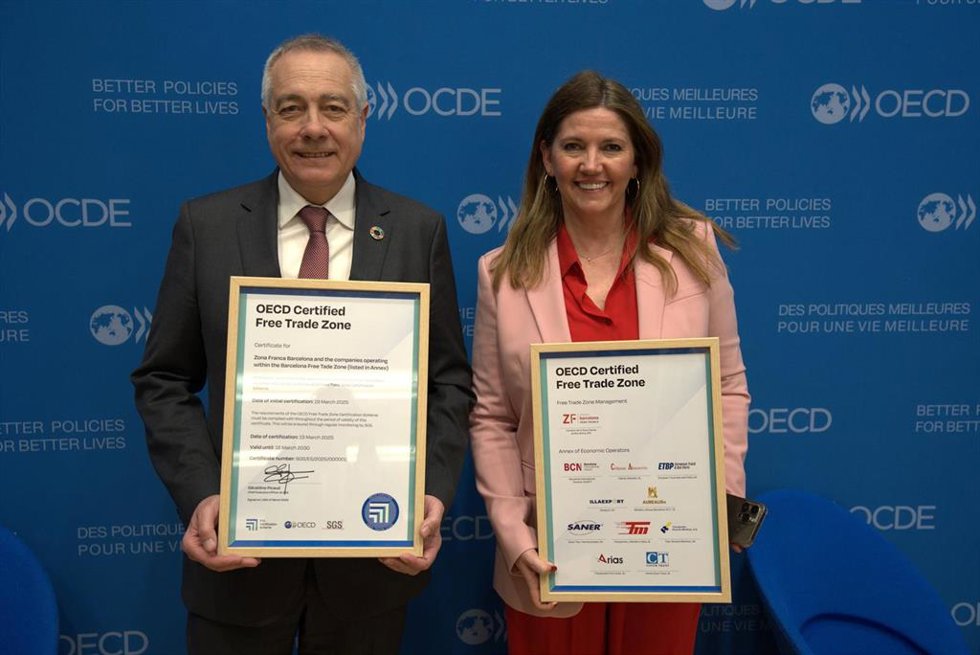 El delegado especial del Estado en el CZFB, Pere Navarro, y la directora general, Blanca Sorigué.