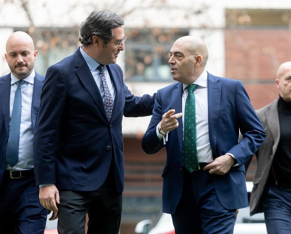 (I-D) El presidente de la CEOE, Antonio Garamendi, y el presidente de ATA, Lorenzo Amor, en una imagen de archivo