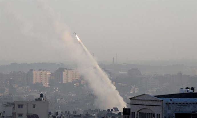 Archivo - Arquivo - Um foguete disparado da Faixa de Gaza contra Israel (arquivo)