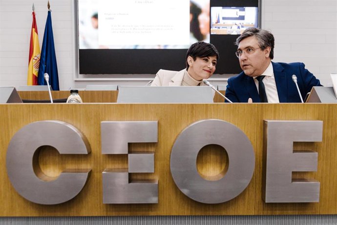 La ministra de Vivienda y Agenda Urbana, Isabel Rodríguez, y el presidente de la CNC, Pedro Fernández Alén, durante la asamblea general de la CNC