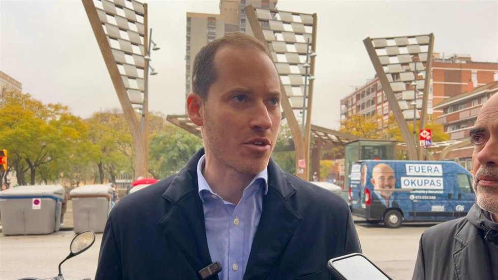El portavoz del PP en el Parlament, Juan Fernández, en una atención a los medios en Barcelona