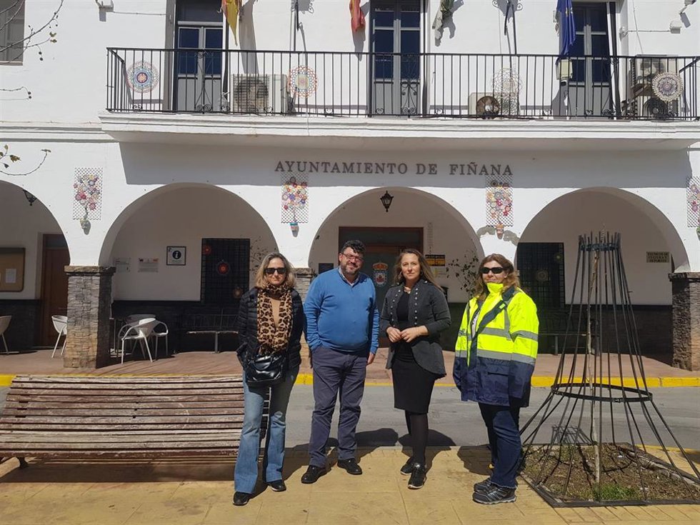 La delegada de Justicia, Administración Local y Función Pública de la Junta en Almería, Rebeca Gómez, junto al alcalde de Fiñana, Rafael Montes, y parte del equipo técnico, durante su visita al municipio.