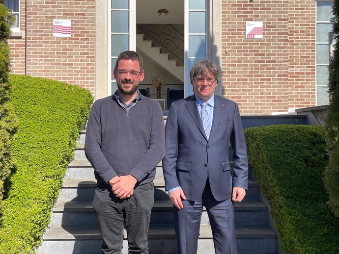 L'alcalde de Girona, Lluc Salellas, i l'expresident Carles Puigdemont a Waterloo