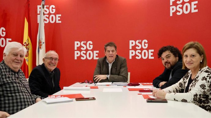 El secretario xeral del PSdeG, José Ramón Gómez Besteiro, y otros cargos socialists se reúnen con representantes de la plantaforma SOS Sanidade Pública