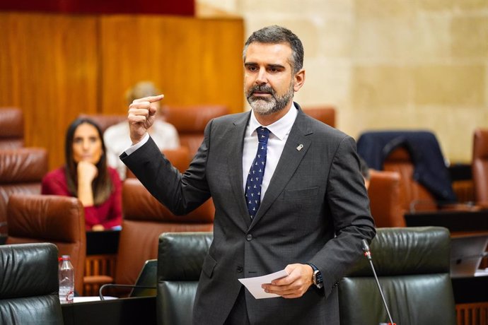 El consejero de Agricultura, Pesca, Agua y Desarrollo Rural, Ramón Fernández-Pacheco, en el Pleno del Parlamento andaluz.