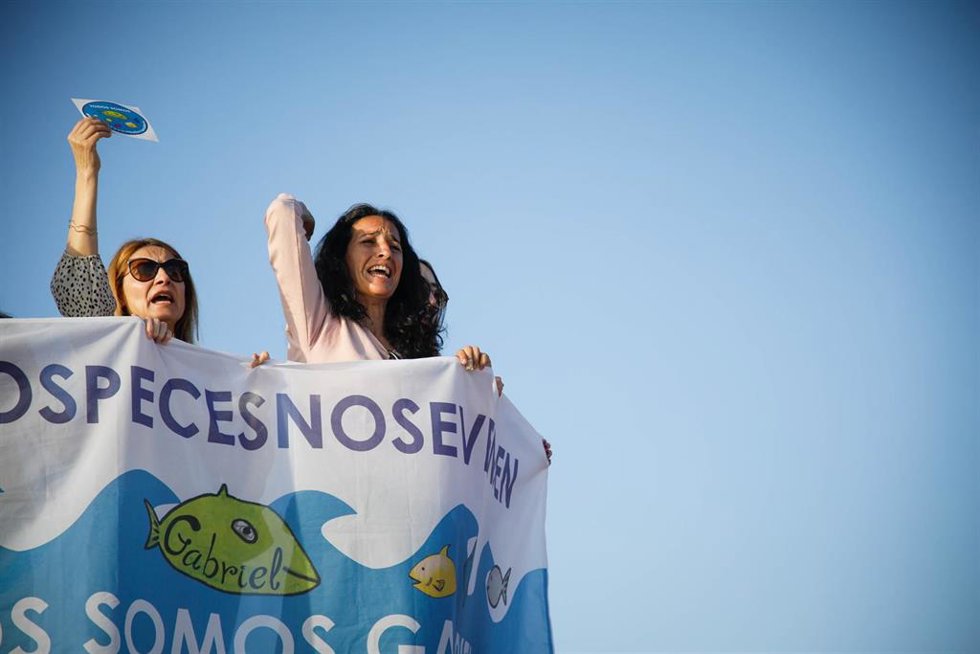 Archivo - Patricia Ramírez, la madre de Gabriel Cruz, sostiene emocionada una pancarta con el lema 'Nuestros peces no se venden' en la concentración convocada para paralizar un 'true crime' sobre su hijo.