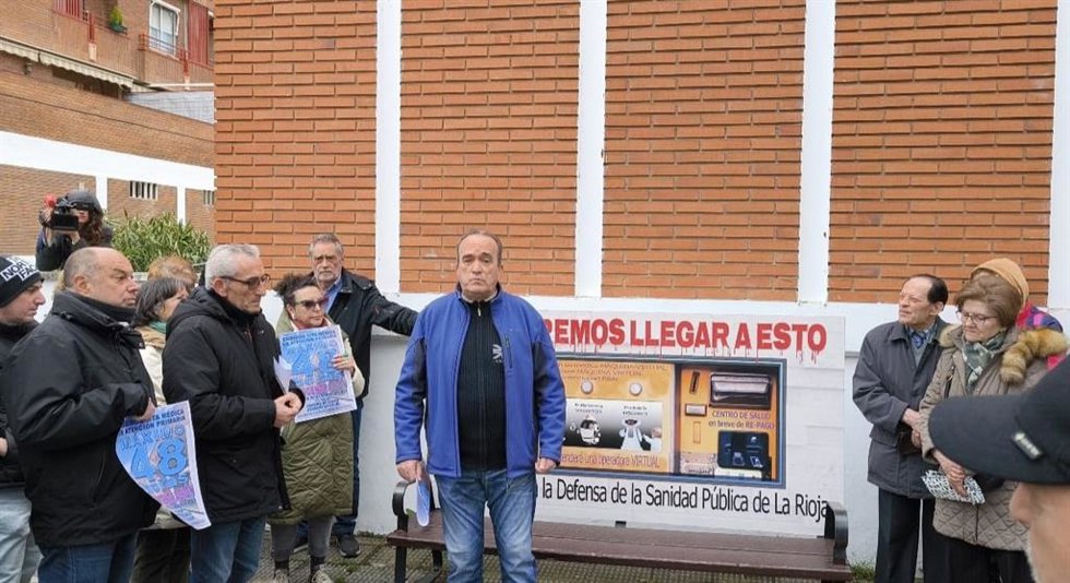 Concentración de la Plataforma Defensa de la Sanidad Pública en La Rioja en el centro de salud 'Joaquín Elizalde'