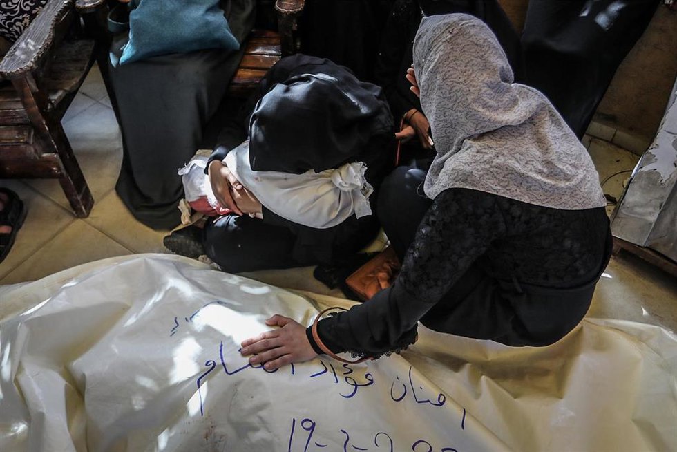 Mujeres palestinas junto a los cuerpos de varios familiares muertos en los ataques ejecutados por el Ejército de Israel contra Jan Yunis, en el sur de la Franja de Gaza (archivo)