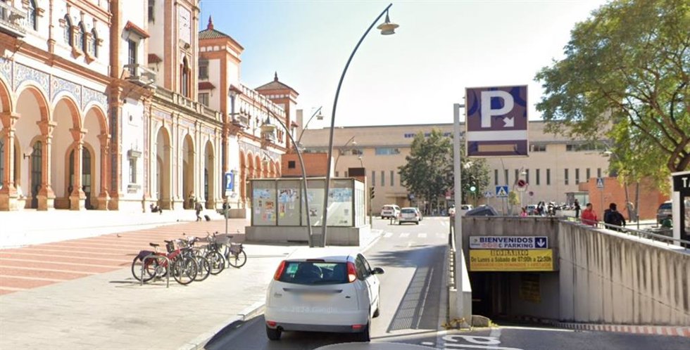 Entrada del aparcamiento subterráneo ubicado en la plaza de la estación de tren de Jerez de la Frontera (Cádiz)