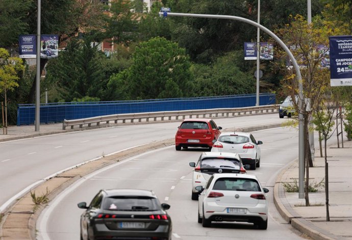 Archivo - Coches circulan bajo un radar de tramo en la calle Sinesio Delgado en Madrid (España). 