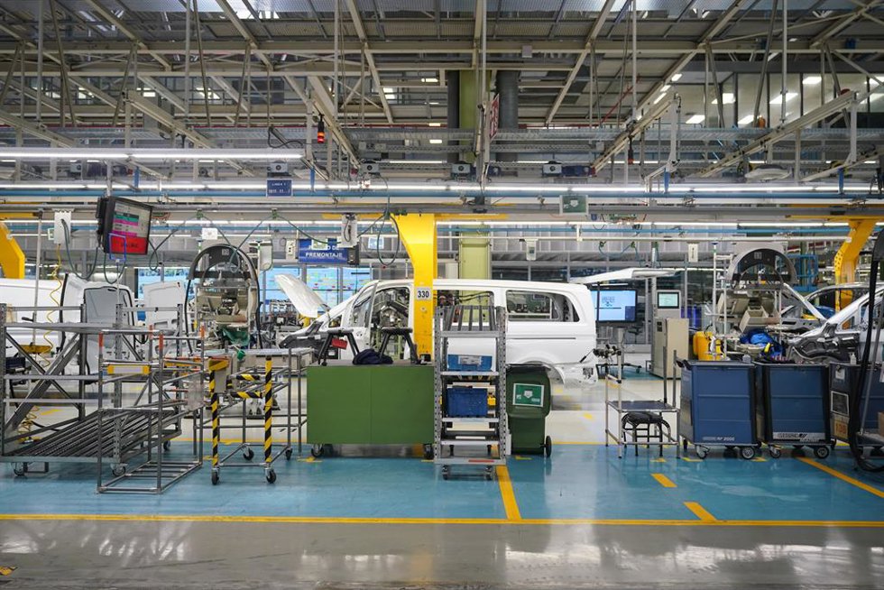 Archivo - Vista general de una sección de la planta de Mercedes en Vitoria-Gasteiz, Álava, País Vasco (España). 